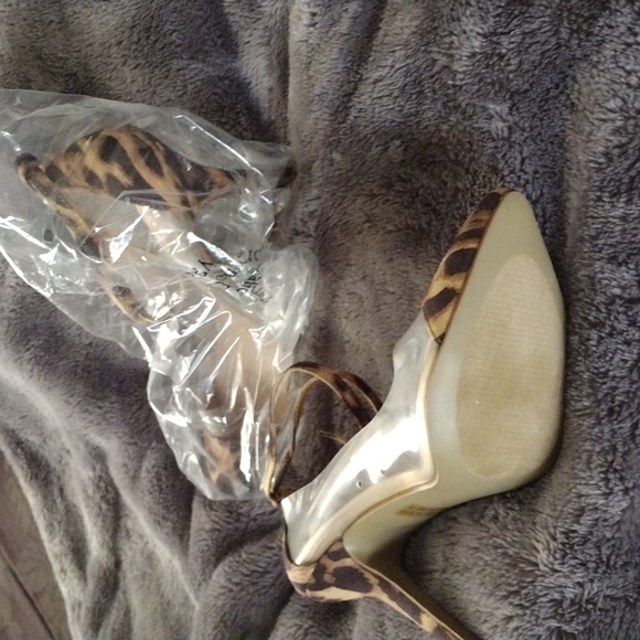 Shoes - Picture 2 of 4